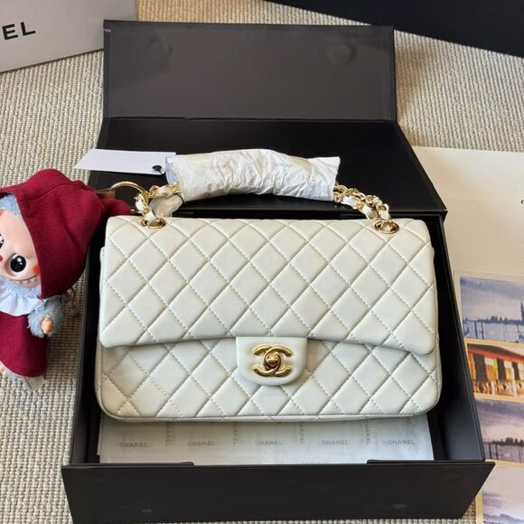 Classic CHANEL Bag: A Stylish and Versatile Choice for Elegance - Picture 6 of 6